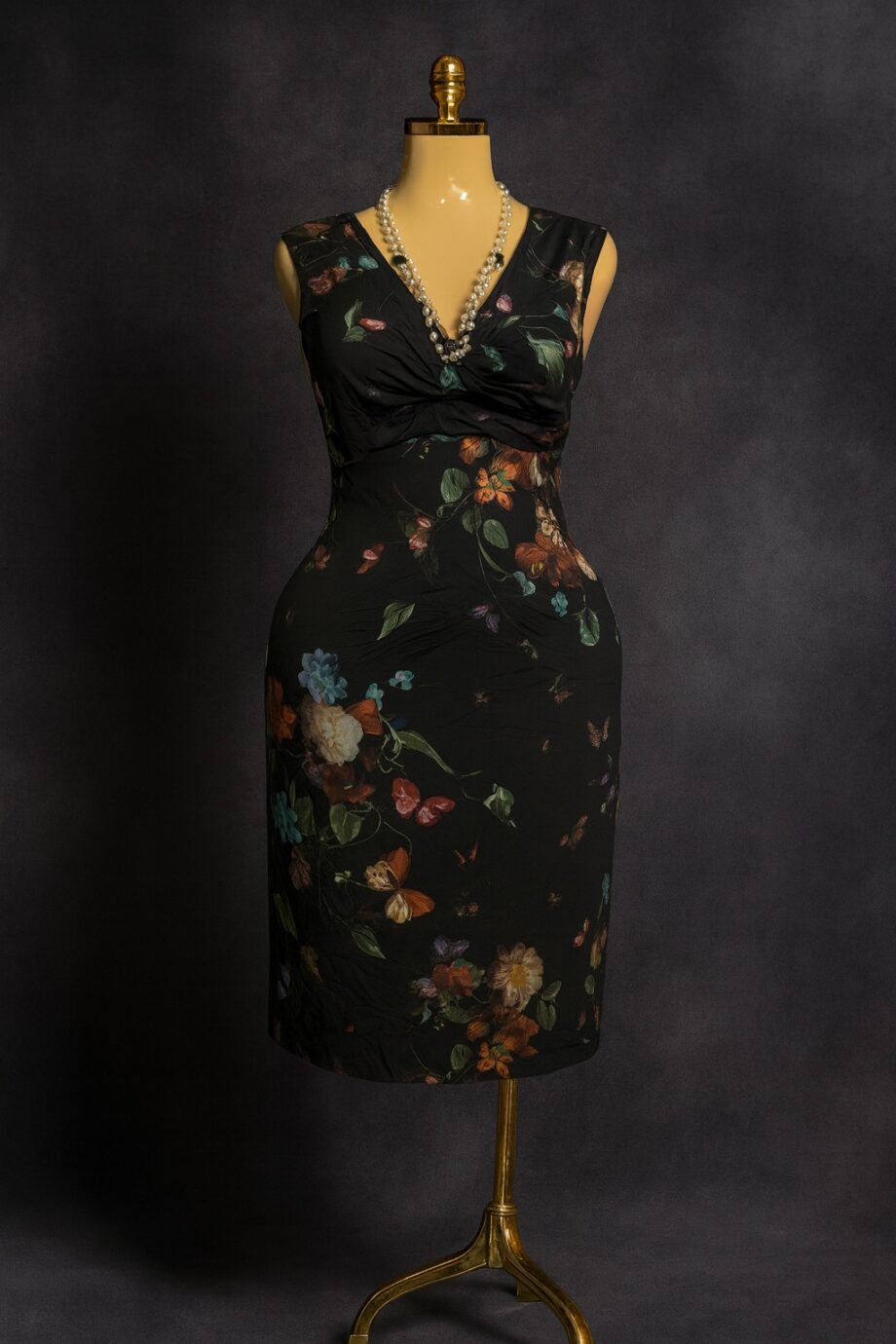 Sleeveless black fitted midi dress - Size 18